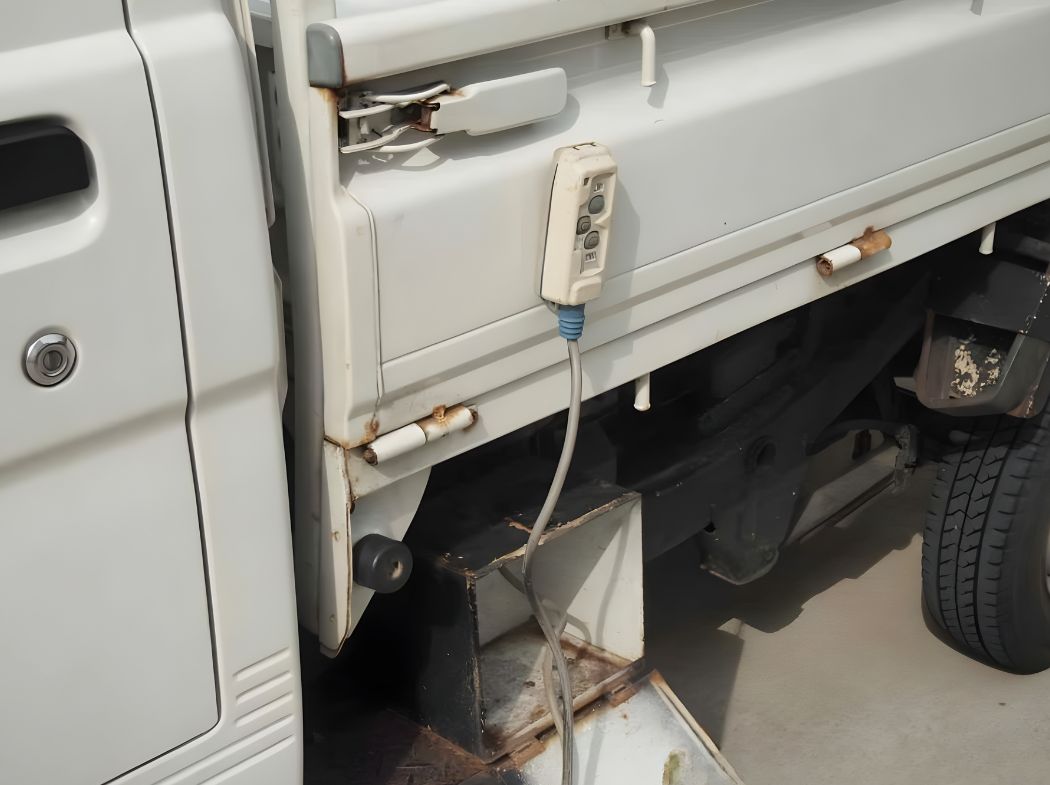 2001 Daihatsu Hijet Scissor Lift Dump Truck 4WD thumbnail 6